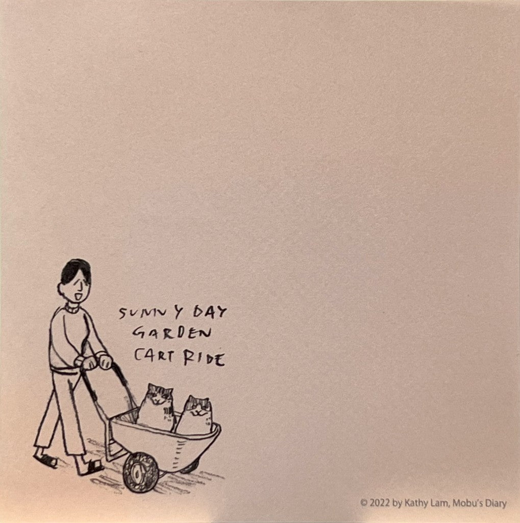 ガーデンカートに乗る猫と手描き文字「SUNNY DAY GARDEN CAT RIDE」のメモ。 Square memo with a cat in a garden cart and handwritten text “SUNNY DAY GARDEN CAT RIDE”