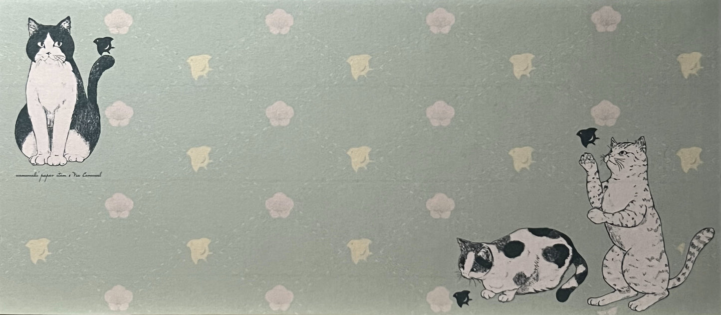和の花模様に囲まれた3匹の猫が描かれた上品な一筆箋。日常のメッセージや贈り物にぴったり。/
Elegant Japanese letter paper featuring three cats surrounded by floral motifs — perfect for thoughtful messages.