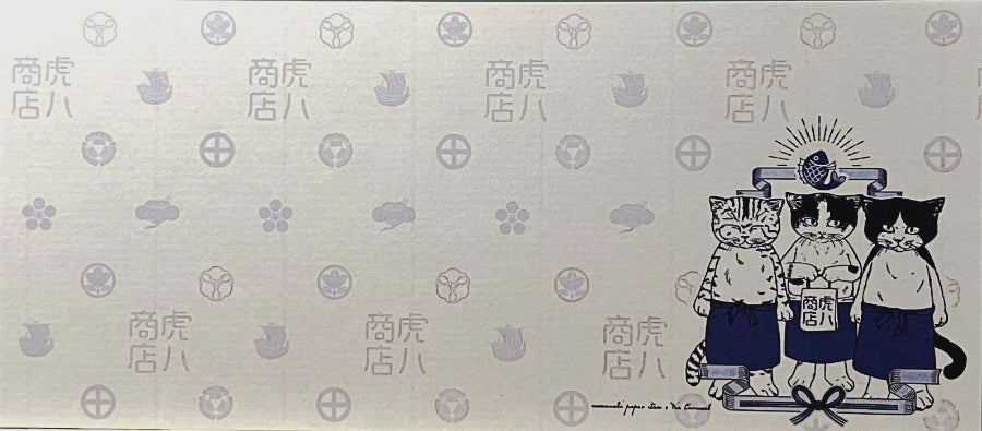 和の花模様に囲まれた3匹の猫が描かれた上品な一筆箋。日常のメッセージや贈り物にぴったり。/
Elegant Japanese letter paper featuring three cats surrounded by floral motifs — perfect for thoughtful messages.