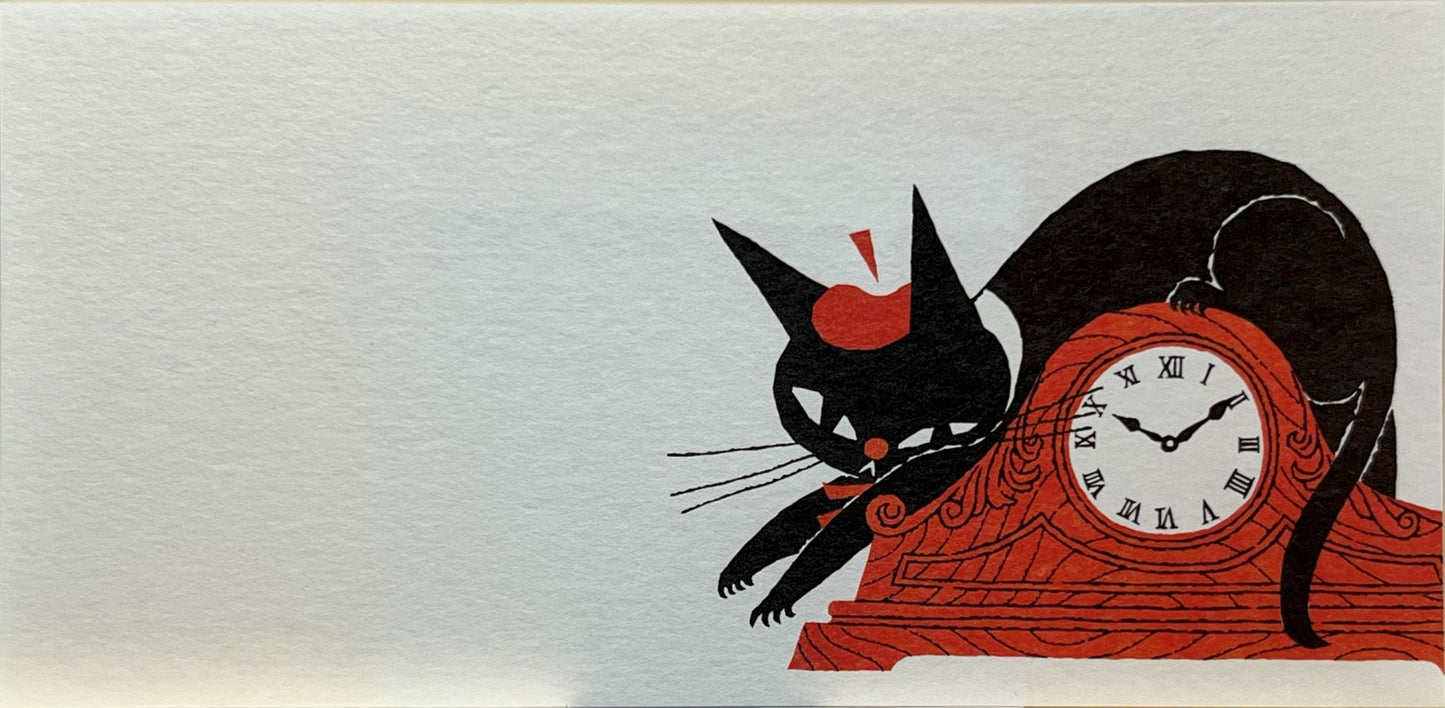 レトロな室内で遊ぶ黒猫ロビンの一筆箋(照明、本、時計、額縁のイラスト)Letter paper featuring retro-style black cat Robin with lamp, books, clock, and picture frame