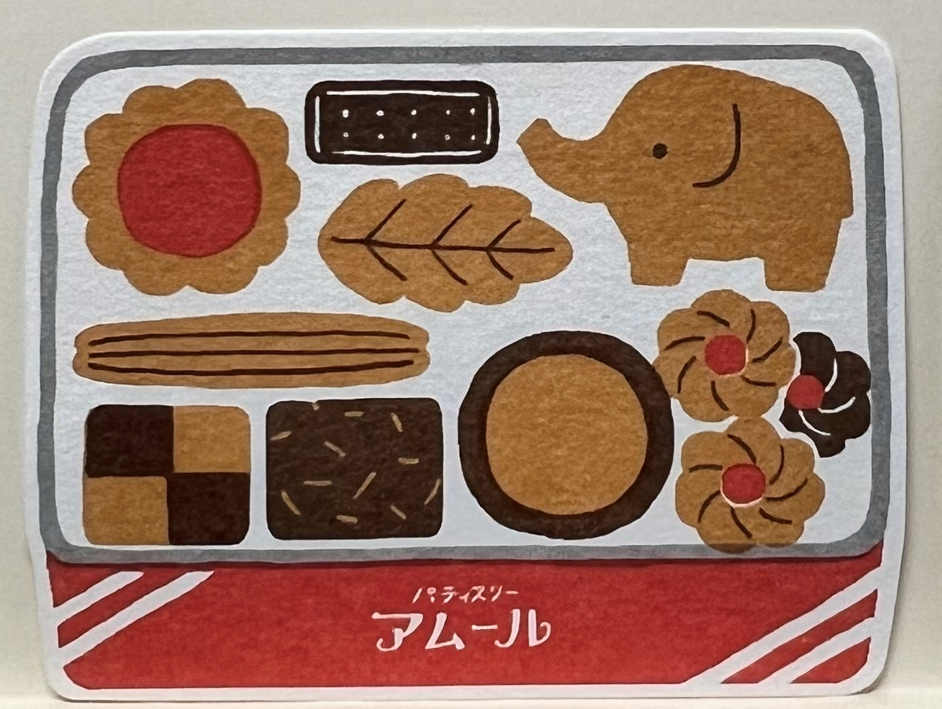 ゾウやジャムクッキーなどが並んだクッキー缶風のイラストが描かれたレトロなミニレターセット。紙好きさんに人気のかわいい文具。/
A mini letter set designed like a retro cookie tin, with illustrations of elephant-shaped biscuits and jam cookies — perfect for paper and sweets lovers.