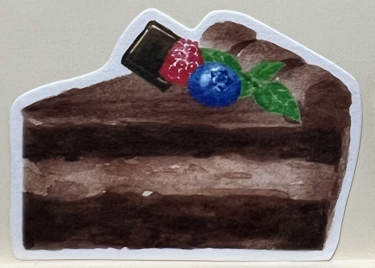 ベリーとチョコをトッピングしたチョコレートケーキ型のミニメモ(表面) / Mini memo shaped like a chocolate cake slice topped with berries and chocolate (front view)