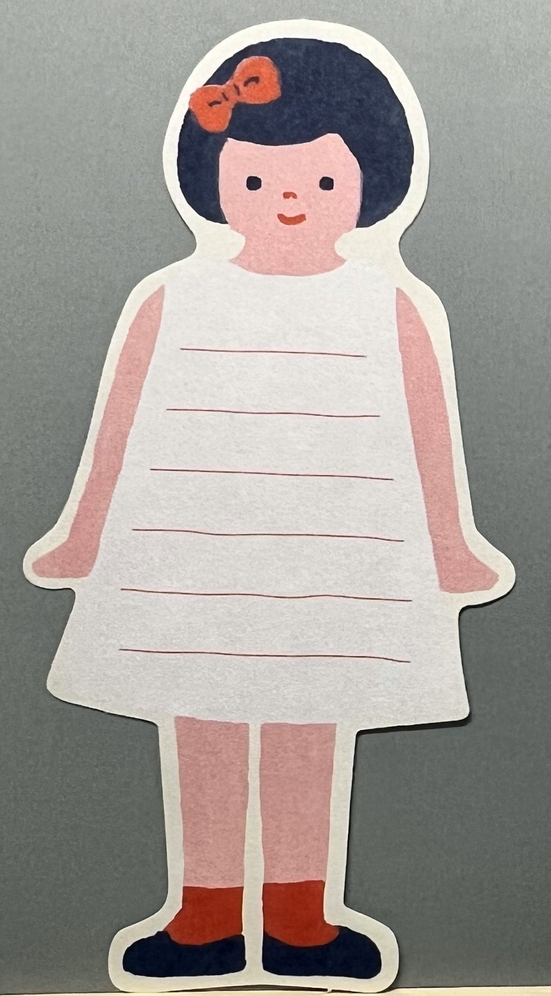 レトロな着せかえ人形型の便箋と、みずたま柄や花柄の洋服型メモがセットになったユニークなレターセット(封筒なし)。/
A retro dress-up doll-themed letter set with polka-dot and floral outfit memo sheets — no envelope included, made in Japan.