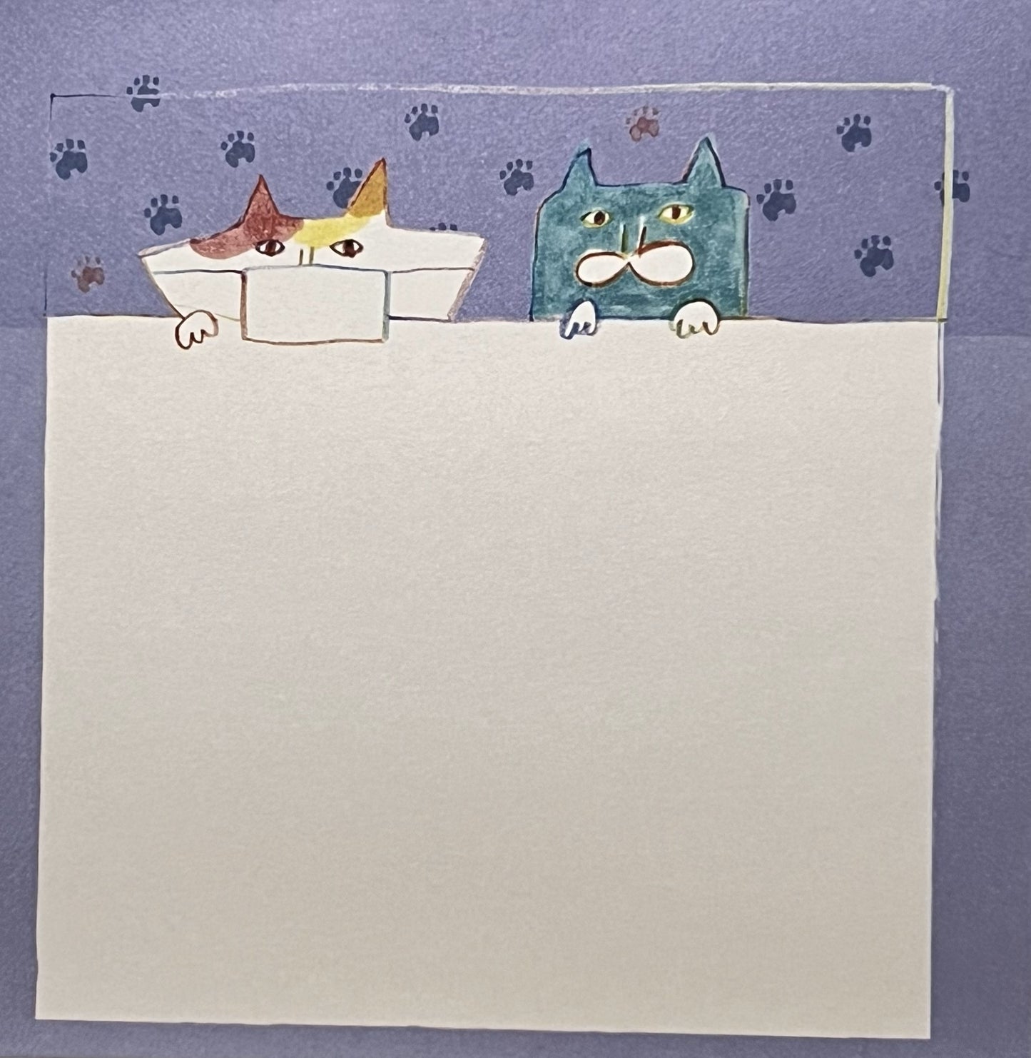 輪になって会議をしているような猫たちが描かれた癒し系メモ帳。くすみカラーとゆるいタッチの優しいデザイン。/  
A round gathering of illustrated cats in soft muted colors, forming a circle as if holding a meeting — a cute and calming memo pad design.