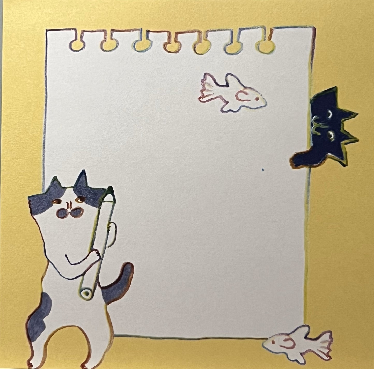 輪になって会議をしているような猫たちが描かれた癒し系メモ帳。くすみカラーとゆるいタッチの優しいデザイン。/  
A round gathering of illustrated cats in soft muted colors, forming a circle as if holding a meeting — a cute and calming memo pad design.