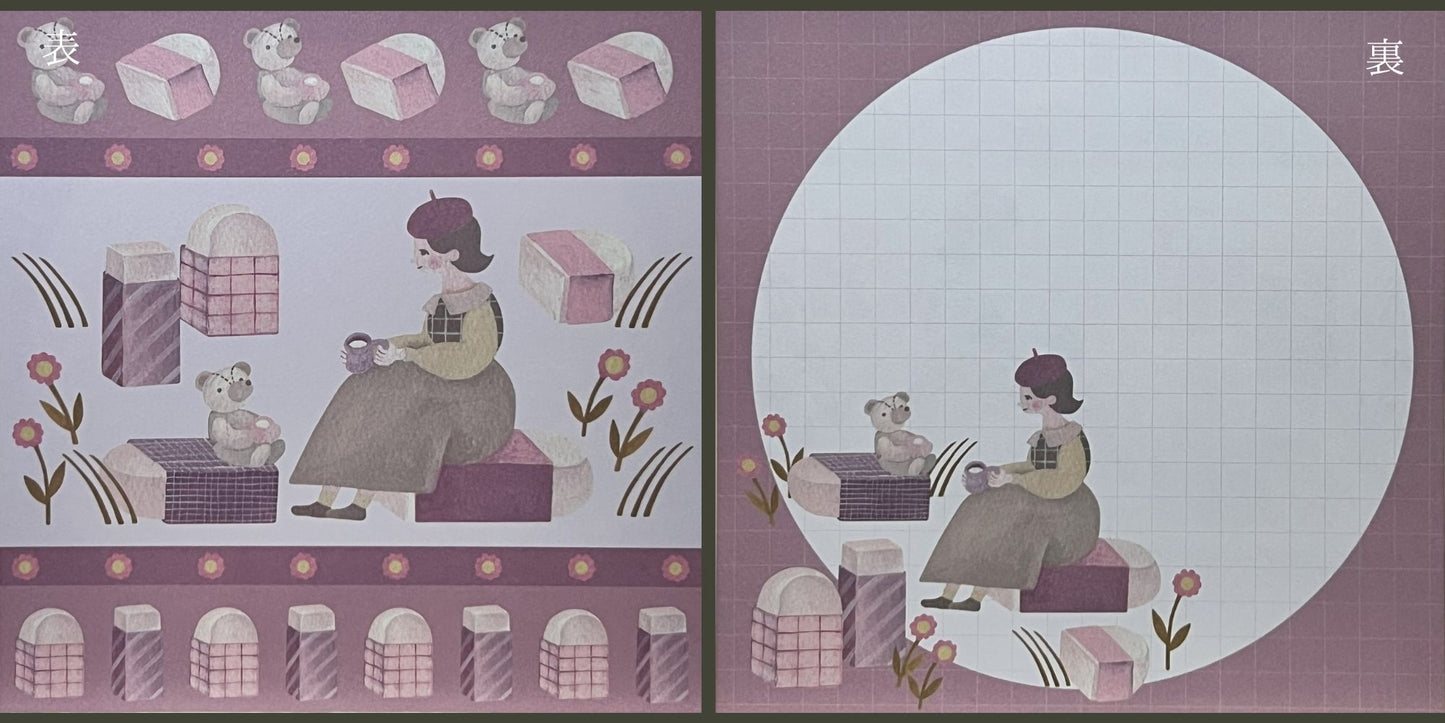 鉛筆に囲まれた森の中で読書する少女が描かれた、伊野あゆみさんの両面ましかくメモ。
A double-sided square memo pad by Ayumi Ino, featuring a girl reading among pencil trees in a forest-like scene.