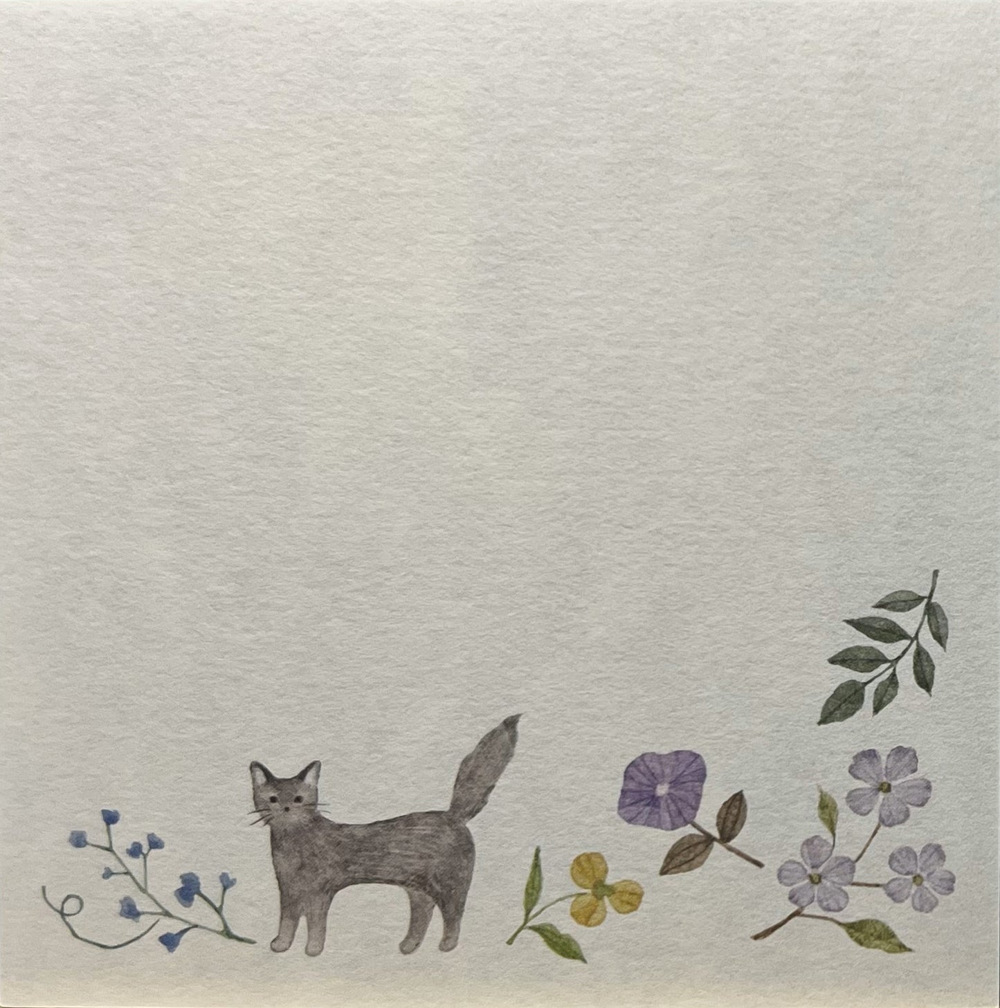 奉書紙の上にネコと野の花が描かれた、ぬくもりを感じる和風メモパッド。やさしい色合いと静かな空気感が魅力。/  
A warm, Japanese-style memo pad printed on Hōsho paper, featuring a cat and delicate wildflowers in soft, calming tones.