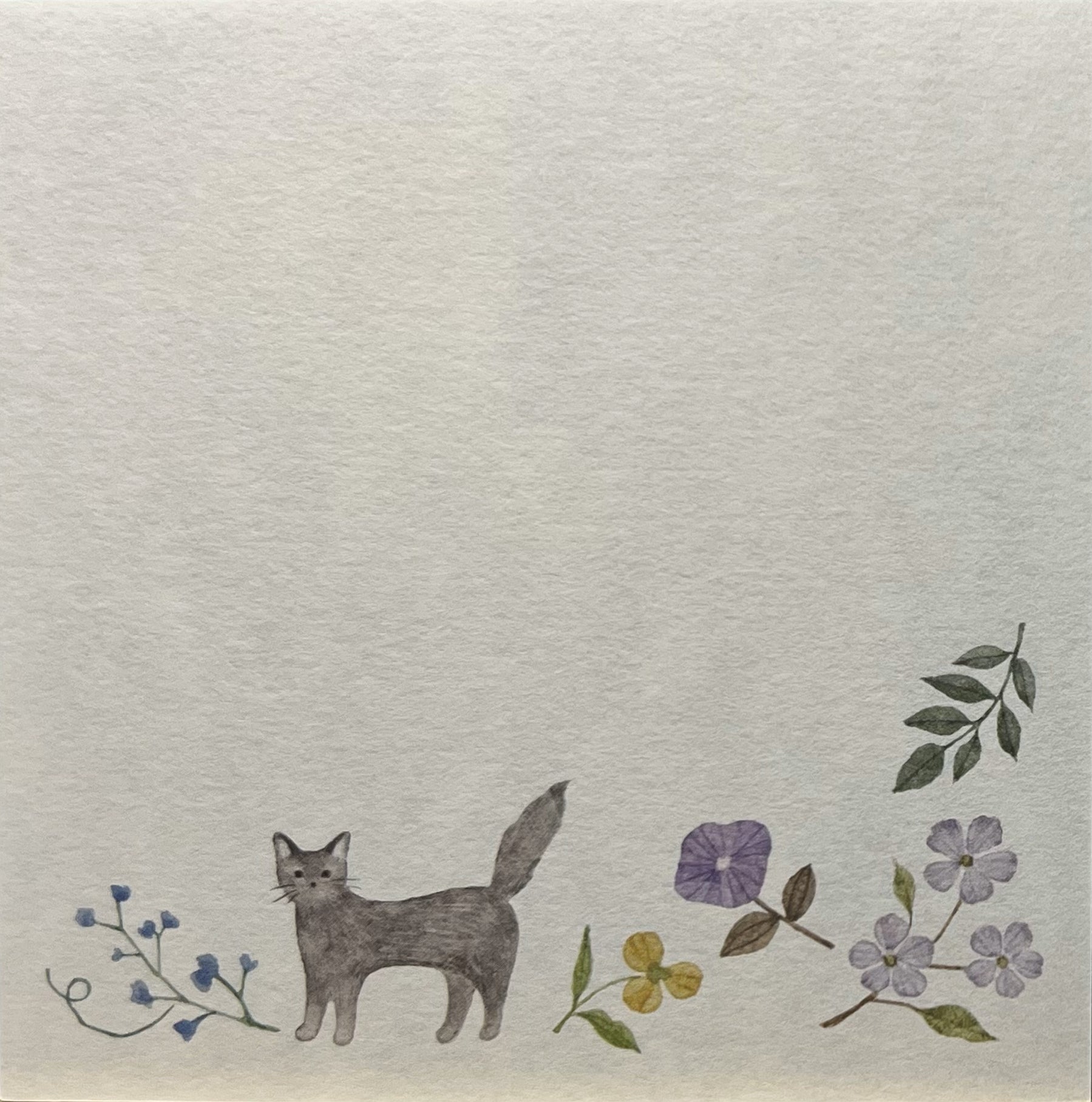 奉書紙の上にネコと野の花が描かれた、ぬくもりを感じる和風メモパッド。やさしい色合いと静かな空気感が魅力。/  
A warm, Japanese-style memo pad printed on Hōsho paper, featuring a cat and delicate wildflowers in soft, calming tones.
