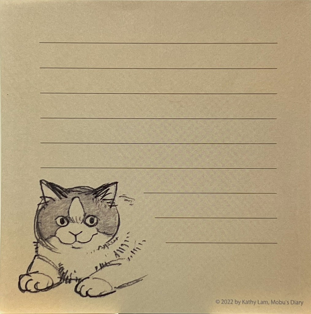 三毛猫モブは猫缶を稼ぎたい』より、伏せた猫と罫線入りのメモ。 Memo pad with a resting cat and lines from Mikeneko Mob Wants to Earn Canned Cat Food.