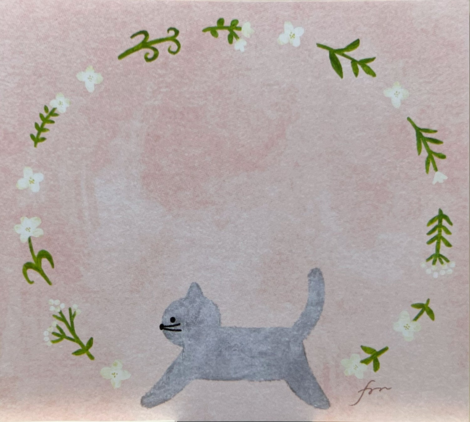 ピンクの背景に、白い小花のリースと歩くグレーの猫のイラスト
Illustration of a gray cat walking under a wreath of white flowers on a pink background
