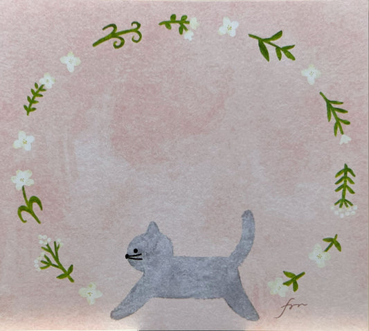 ピンクの背景に、白い小花のリースと歩くグレーの猫のイラスト
Illustration of a gray cat walking under a wreath of white flowers on a pink background