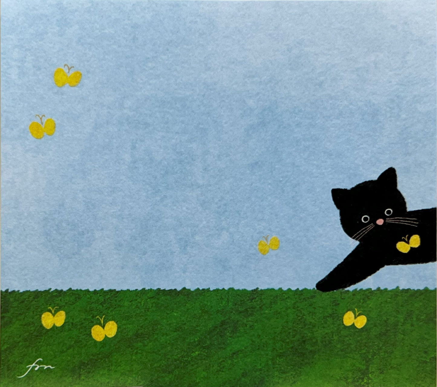 青空と緑の草原に黄色い蝶と、こちらを見つめる黒猫のイラスト
Illustration of a black cat watching yellow butterflies on a green field under a blue sky