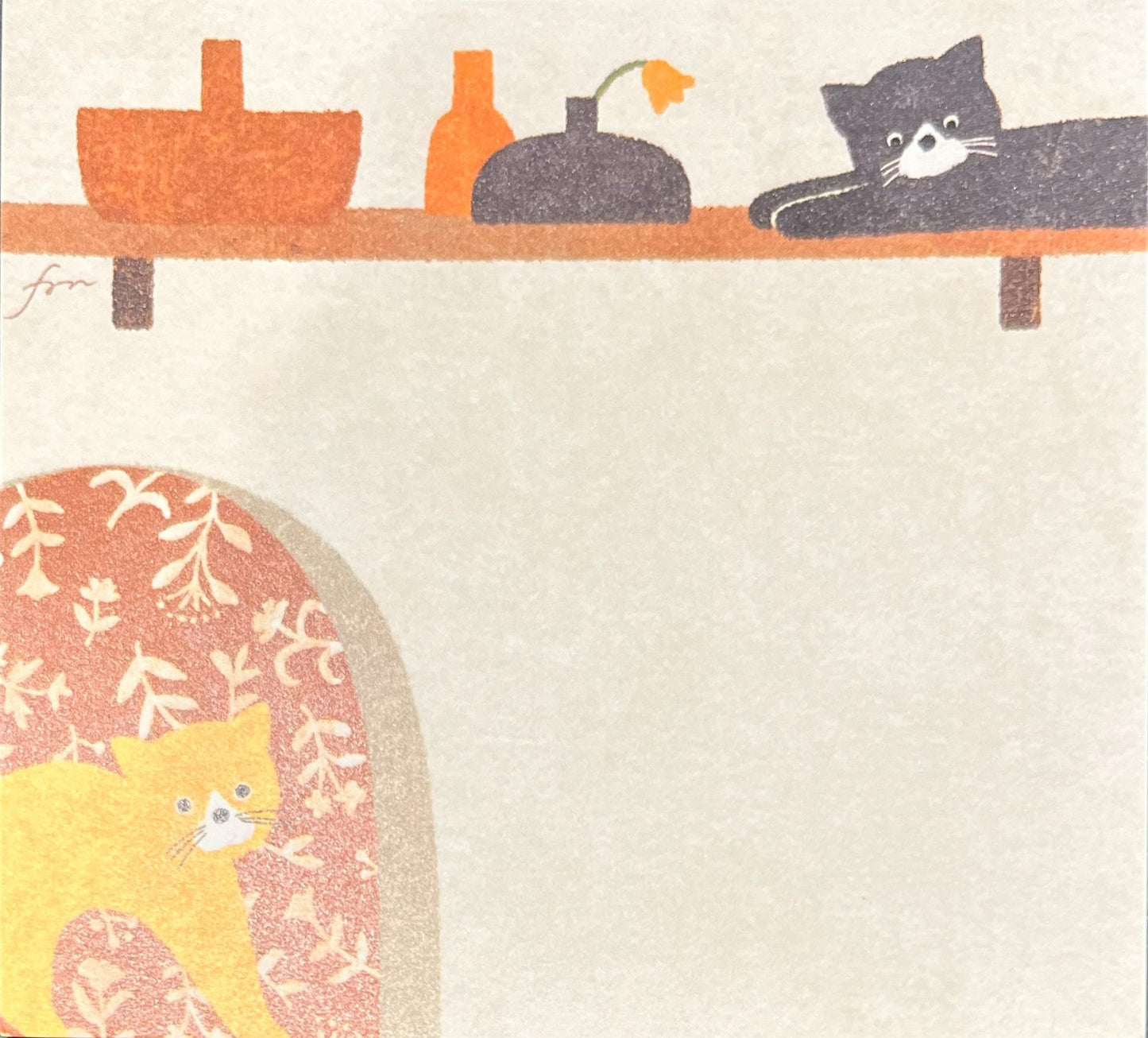 模様入りの椅子に座る黄色い猫と、棚の上でくつろぐ黒猫のイラスト（室内風景）
Indoor illustration of a yellow cat on a patterned chair and a black cat relaxing on a shelf