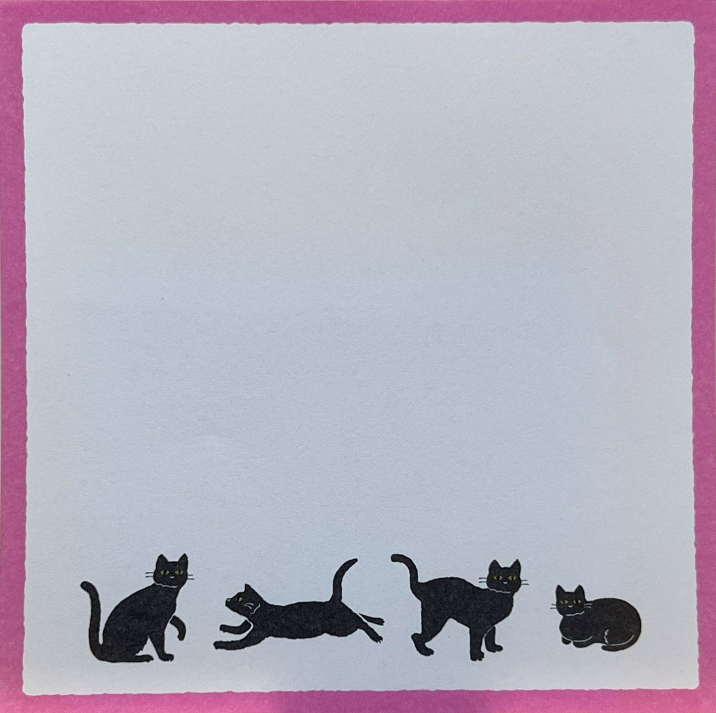 クロネコたちのイラストが描かれた真夜中の雑貨店シリーズのメモパッド（4柄）
Memo pad from the Midnight Zakkaten series featuring black cat illustrations (4 designs)
