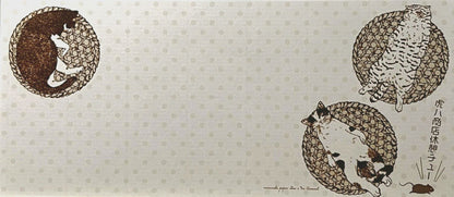 和の花模様に囲まれた3匹の猫が描かれた上品な一筆箋。日常のメッセージや贈り物にぴったり。/  
Elegant Japanese letter paper featuring three cats surrounded by floral motifs — perfect for thoughtful messages.
