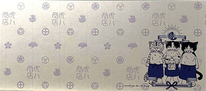 和の花模様に囲まれた3匹の猫が描かれた上品な一筆箋。日常のメッセージや贈り物にぴったり。/  
Elegant Japanese letter paper featuring three cats surrounded by floral motifs — perfect for thoughtful messages.