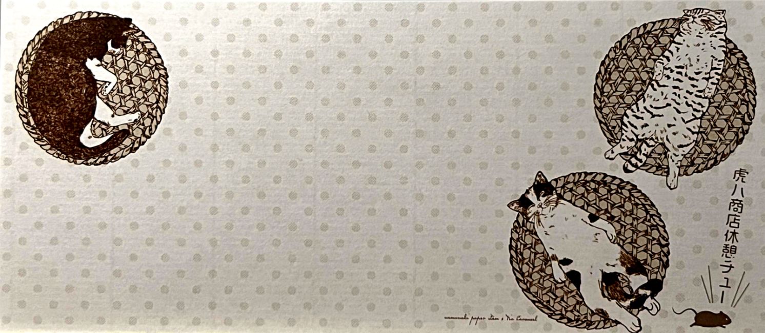 和の花模様に囲まれた3匹の猫が描かれた上品な一筆箋。日常のメッセージや贈り物にぴったり。/  
Elegant Japanese letter paper featuring three cats surrounded by floral motifs — perfect for thoughtful messages.