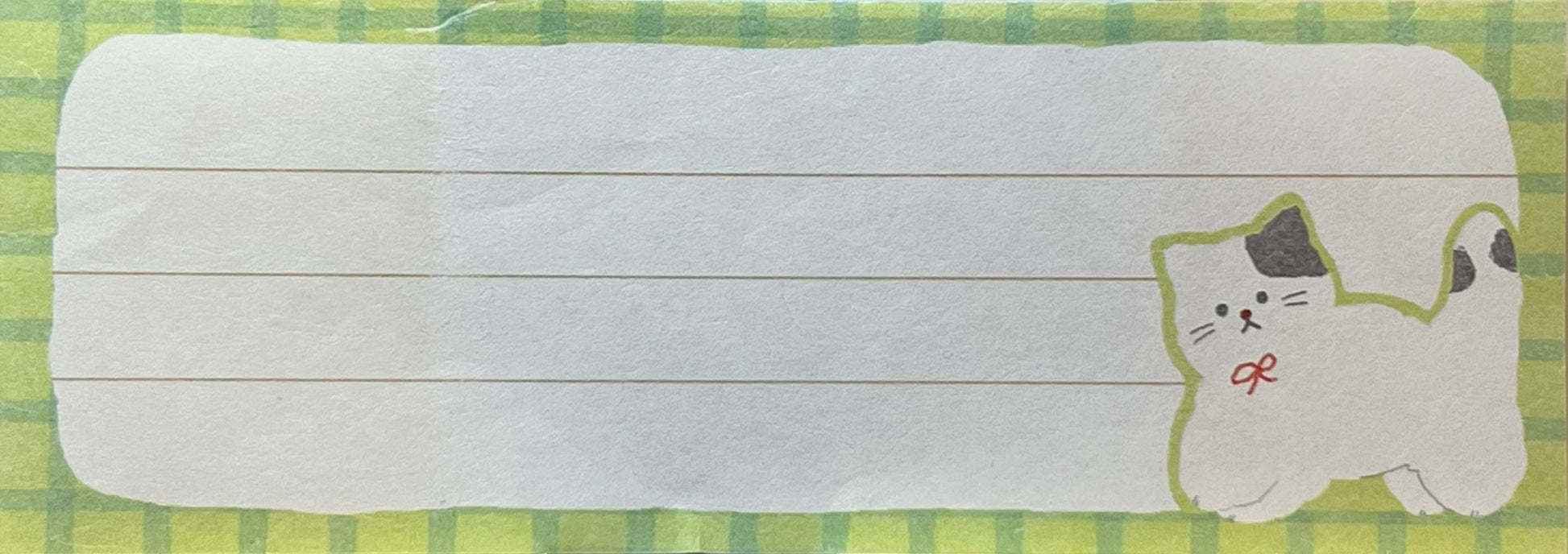 緑のチェック柄背景に、赤いリボンをつけた白猫の一筆箋（もふもふにゃんこ柄）
Minipittsu – Fluffy Kitty (Watashi Biyori Series)