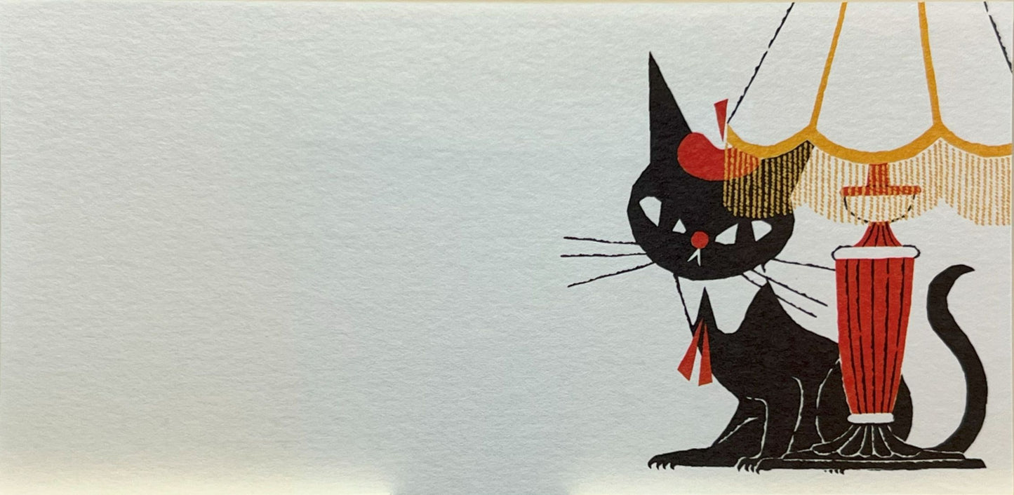 レトロな室内で遊ぶ黒猫ロビンの一筆箋（照明、本、時計、額縁のイラスト）Letter paper featuring retro-style black cat Robin with lamp, books, clock, and picture frame