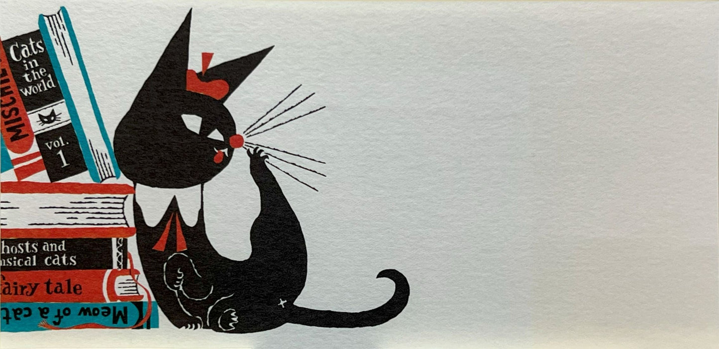 レトロな室内で遊ぶ黒猫ロビンの一筆箋（照明、本、時計、額縁のイラスト）Letter paper featuring retro-style black cat Robin with lamp, books, clock, and picture frame
