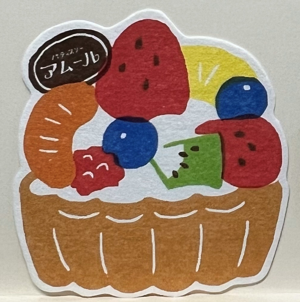 いちごやキウイなどのフルーツが乗ったタルトの形をしたミニレターセット。レトロで甘い雰囲気が魅力の文房具。/  
A die-cut mini letter set in the shape of a fruit tart, with strawberries, kiwi, and other colorful fruits — nostalgic and sweet retro stationery.