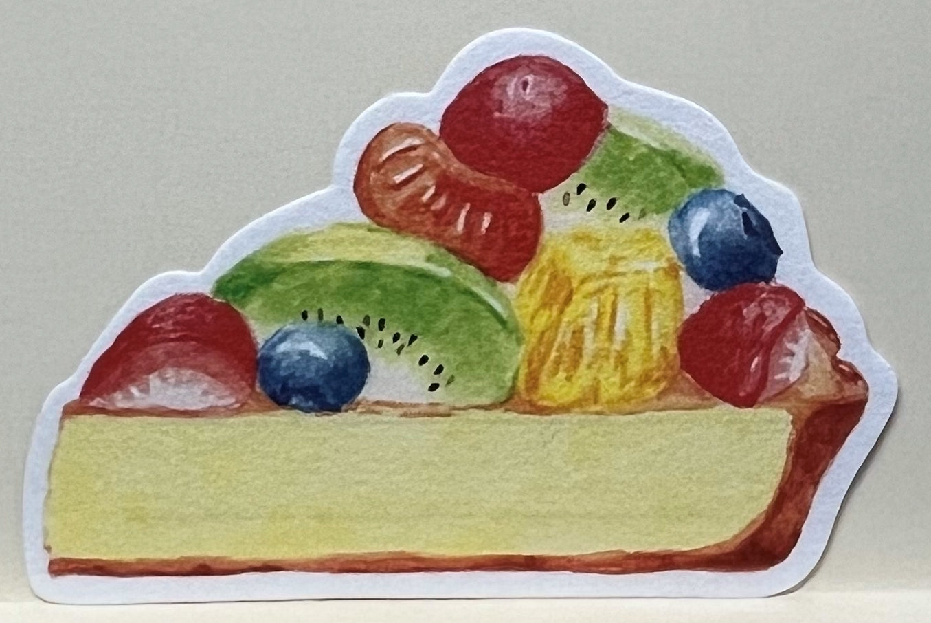 フルーツたっぷりのタルト型をしたダイカットミニメモ（表面） / Mini memo die-cut in the shape of a fruit tart with colorful toppings (front view)