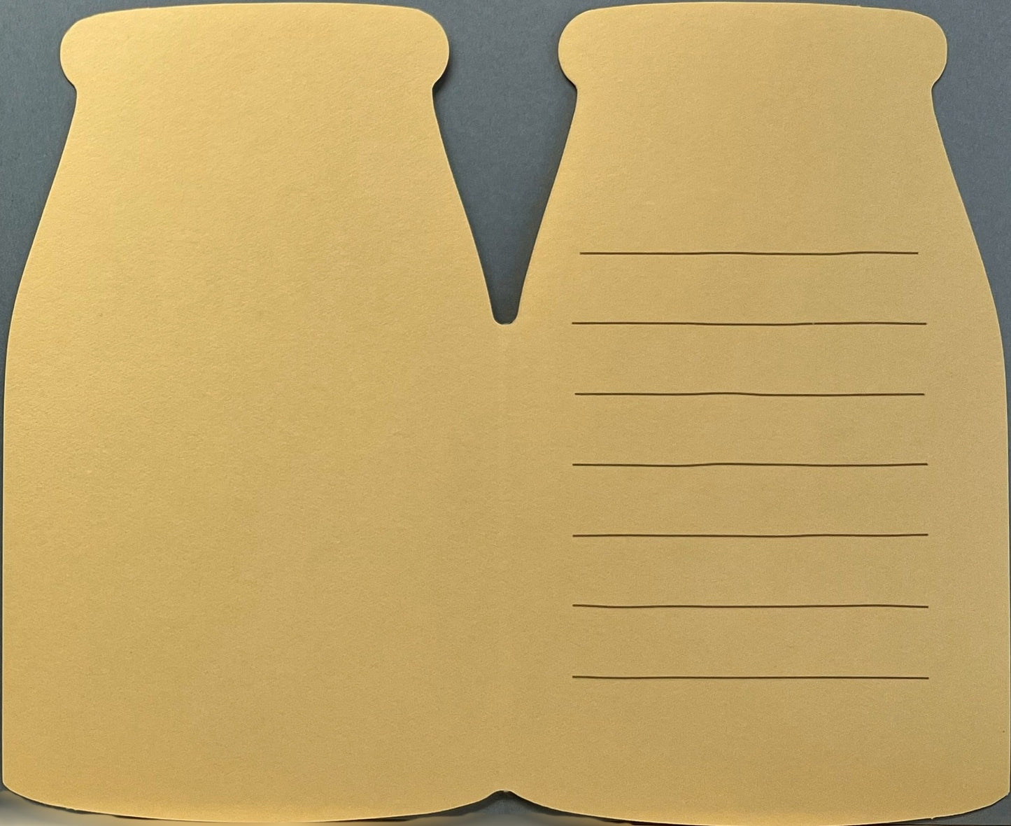 メロンとバナナのイラストが描かれた牛乳瓶型のミニ便箋
Mini letter sheet shaped like a milk bottle with illustrations of melon and banana