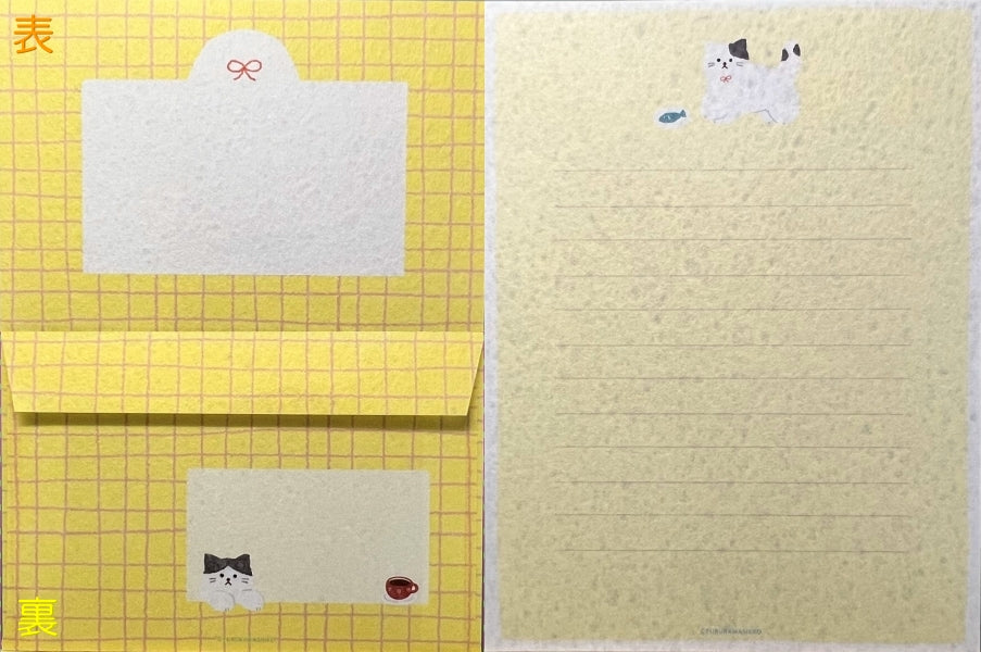 白ねこのイラストが入った和紙風の便箋と封筒セット。淡い黄色の紙がやさしい雰囲気。 / A washi-style letter set with a fluffy white cat on light yellow paper. Includes envelope and matching sheets.